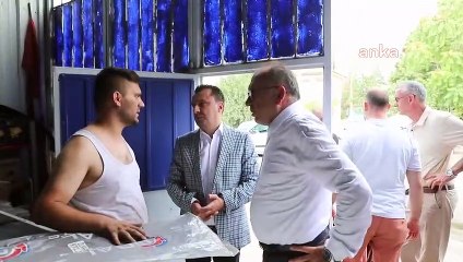 Le maire de Turgutlu a rendu visite aux commerçants touchés par l'incendie.