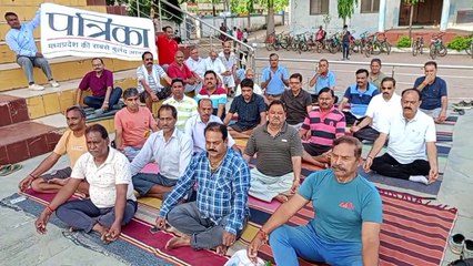 Told the mantra to stay healthy through yoga, made women and men practice