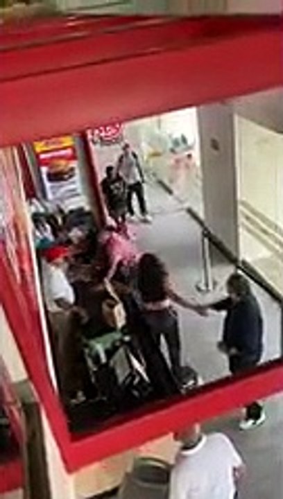 Mujeres se van a los golpes por un hombre