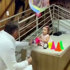 Un Cadeau Inattendu : La Joie d'une Petite Fille Qui a Perdu sa Jambe