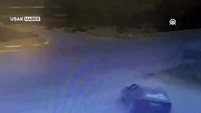 Uşak'ta iki otomobilin çarpıştığı kazada 3 kişi yaralandı