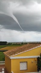 Un pequeño tornado azota la zona del Ebro