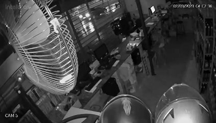 Vídeo mostra forte colisão entre Astra e Saveiro na Avenida Brasil