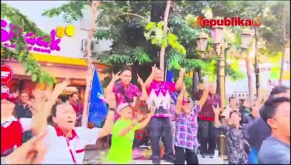 Momen Relawan Ganjar Berjoget di Depan Hotel Deklarasi Anies-Cak Imin