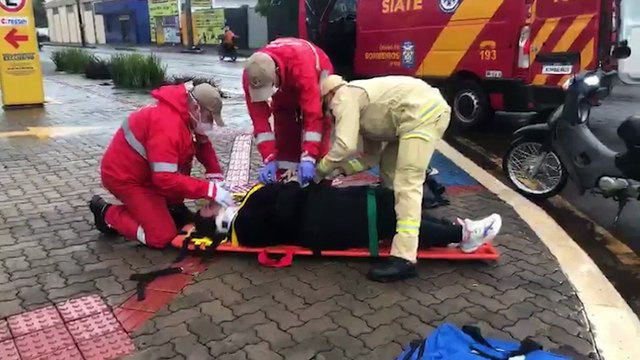 Mulher fica ferida ao sofrer queda de moto na Avenida Carlos Gomes