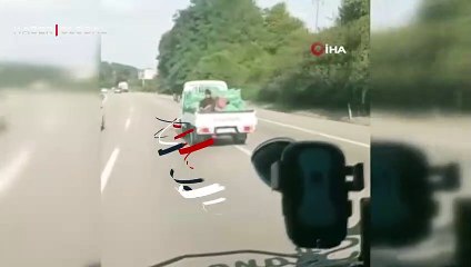 TEM’de kamyonet kasasında tehlikeli yolculuk yürekleri ağza getirdi