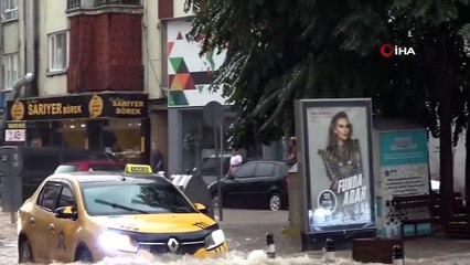 Uşak'ta sağanak yağış nedeniyle ev ve işyerlerini su bastı, yollar göle döndü