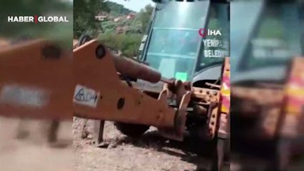 5 metrelik kuyuya düşen inek, kepçeyle kurtarıldı