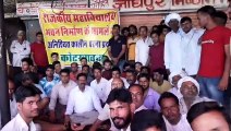 कॉलेज भवन दूसरे गांव में बनाने का विरोध , धरना व बाजार बंद