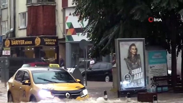 En raison des fortes pluies à Uşak, les maisons et les lieux de travail ont été inondés et les routes se sont transformées en lac