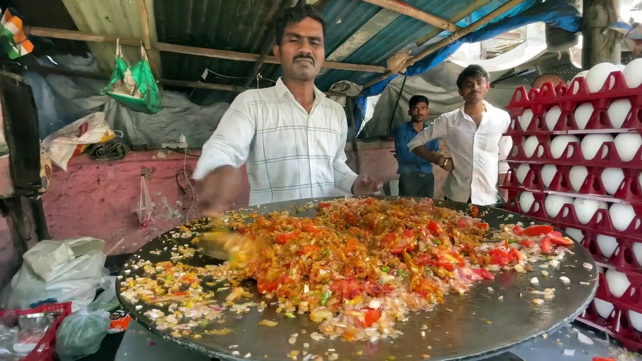 Mumbai's Famous Street Style Egg Bhurji | Indian Street Food