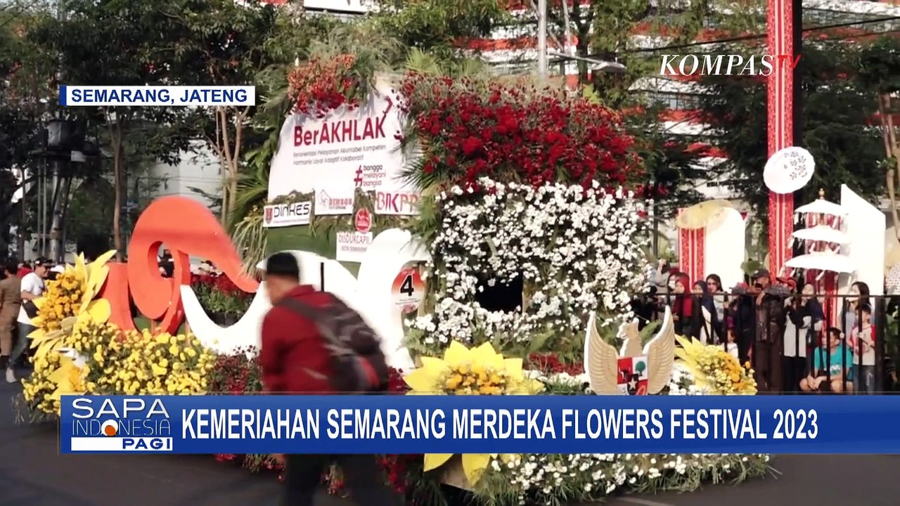 Parade 34 Mobil Hias Bertabur Bunga di Semarang...