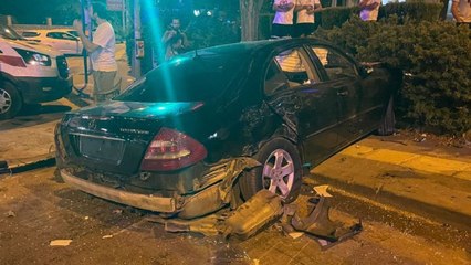 Trafik levhasına ve duvara çarptı: 5 yaralı