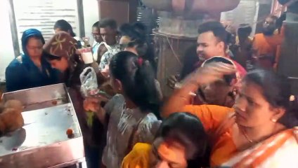 सावन के आखिरी सोमवार को जलाभिषेक करने वाले श्रद्धालुओं की भीड़ शिवयालय में