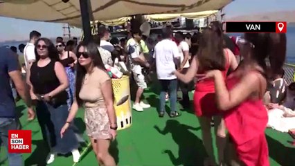 İranlı turistler Van Gölü'nde yaz keyfi yaşıyor