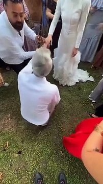 Güldür Güldür Show'un Mesut'u Uğur Bilgin, İrem Uslu ile evlendi! Bilgin'in serenadı düğüne damga vurdu