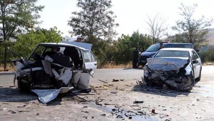 Gaziantep'te iki otomobilin kafa kafaya çarpıştığı kazada 1 kişi hayatını kaybetti, 5 kişi yaralandı