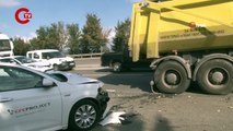 Tuzla’da otomobil ile hafriyat kamyonu çarpıştı 3 yaralı
