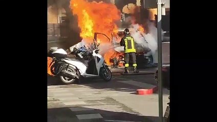 In fiamme una vettura a Firenze, ecco cosa resta dell'auto
