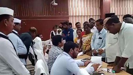 కరీంనగర్: ప్రజావాణికి భారీగా ఫిర్యాదులు.. అధికారుల పనితీరు చెక్ చేసిన కలెక్టర్