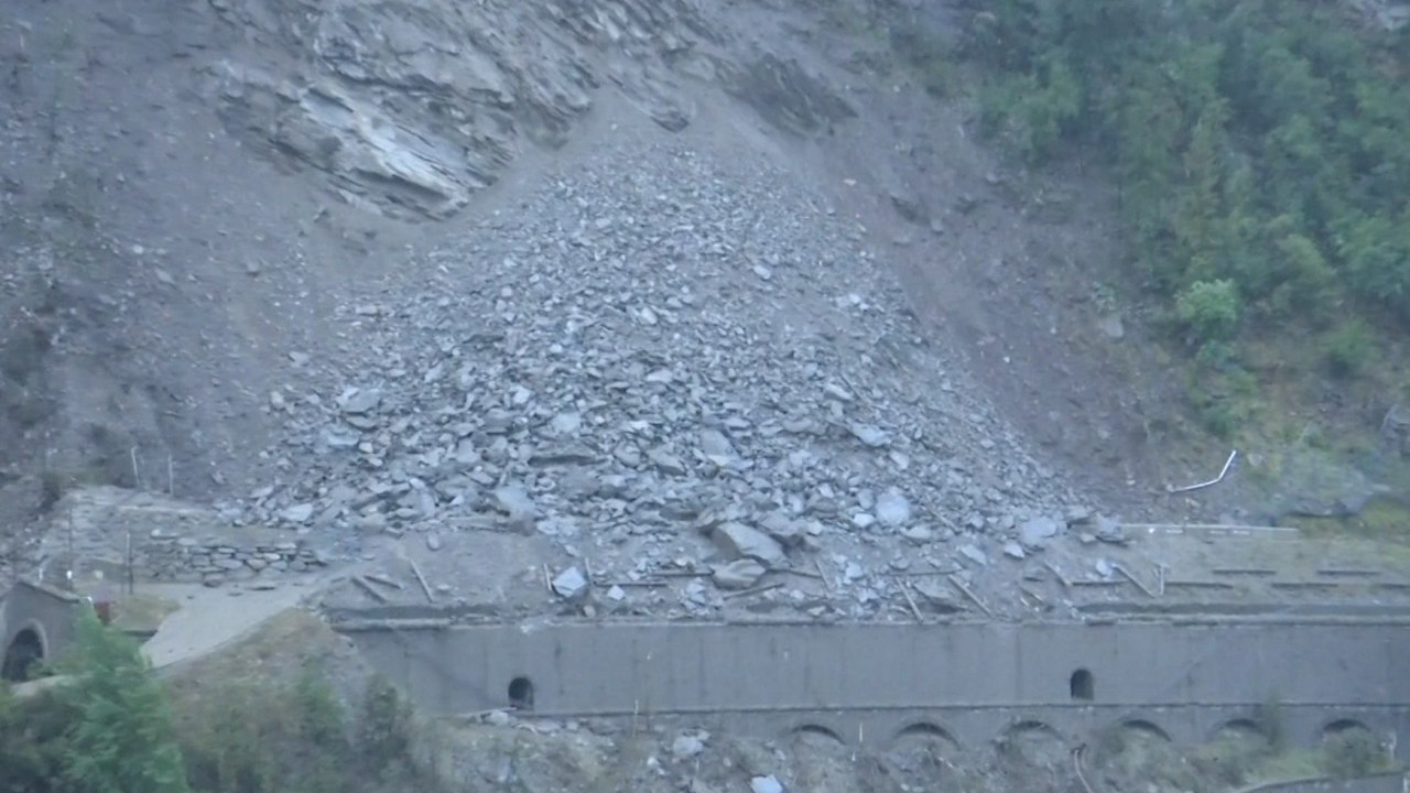 Un énorme éboulement interrompt le trafic routier et ferroviaire en Savoie
