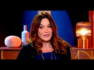 Carla Bruni partage le signe de Nicolas Sarkozy qui signifie "Ne parlez pas"