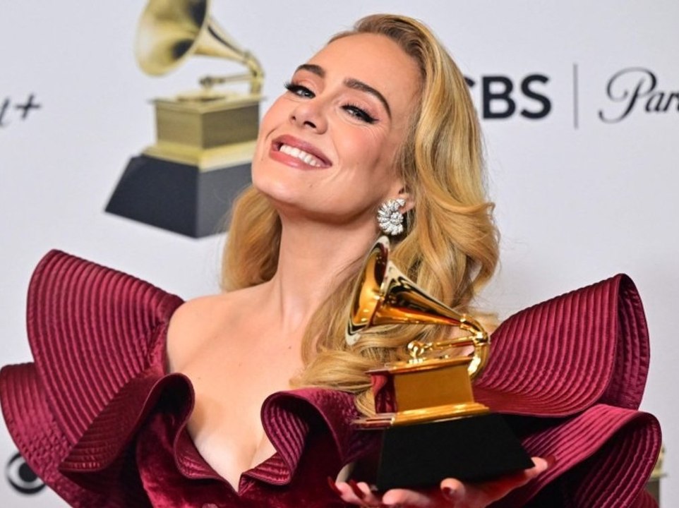 Ischiasprobleme: adele bricht während konzert zusammen