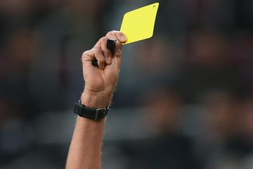 بسبب فضائح التلاعب.. إنحلترا تتجه لمنع شركات القمار من طرح المراهنات على البطاقات الصفراء