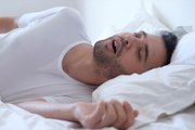 الشخير أثناء النوم قد يسبب الإصابة بالسكتة الدماغية عند الشباب.. كيف ذلك؟
