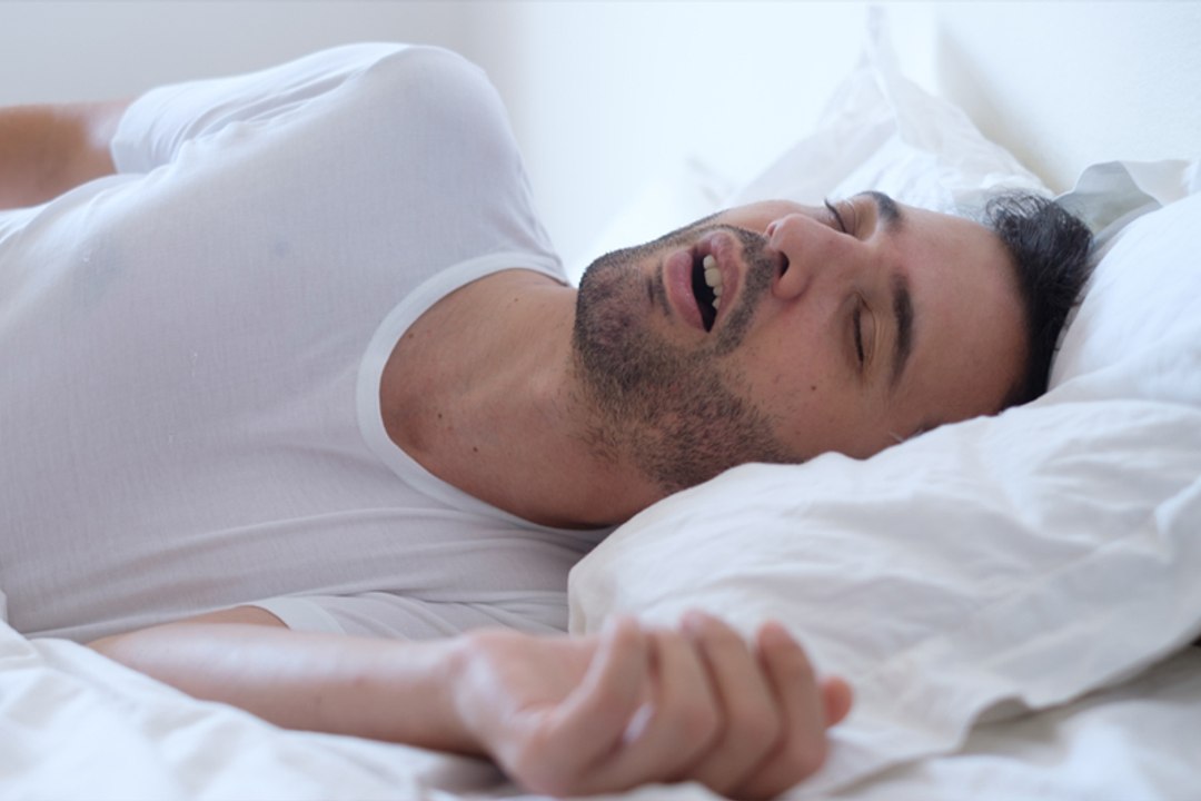 الشخير أثناء النوم قد يسبب الإصابة بالسكتة الدماغية عند الشباب.. كيف ذلك؟