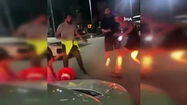 Eğlence mekanı çıkışına kadınlarla çalışanlar arasında kavga! O anlar kamerada