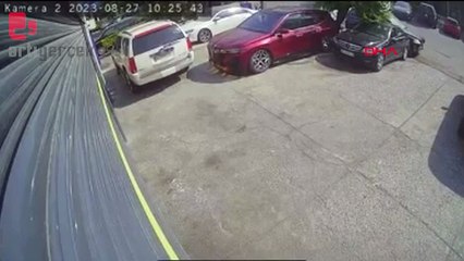 5 aracın hasar gördüğü yangın güvenlik kamerasında