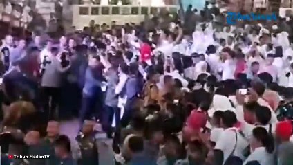 Detik-detik Jokowi Dilempari Sandal oleh Wanita saat di Medan, Pelaku Menjerit Minta Keadilan!
