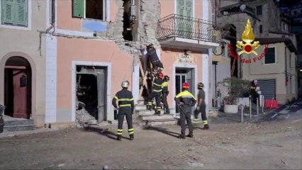 Una palazzina sventrata da un'esplosione nell'Imperiese, le immagini