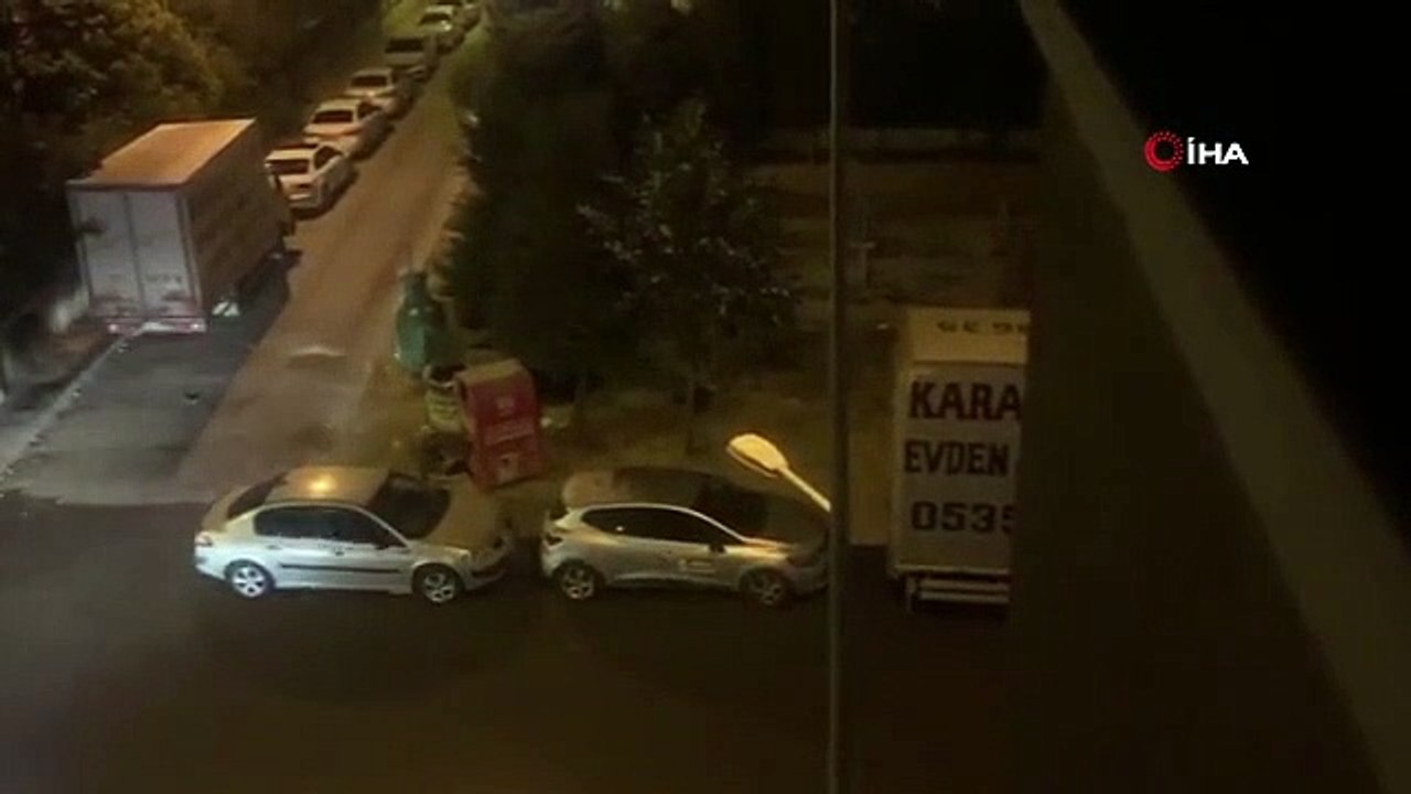 La personne qui a volé la tirelire à vêtements à Istanbul Büyükçekmece a été filmée