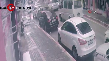Hatay'da ağır hasarlı bina çöktü... O anlar kamerada