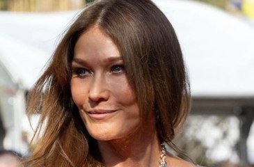 Carla Bruni : ses vacances en Sardaigne en famille