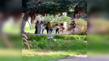 Parkta çocukların gözü önünde kavga