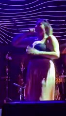 Kalben, sahnede çılgınlar gibi dans etti