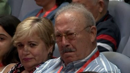 Momento en que los padres de Rubiales se emocionan durante su rueda de prensa