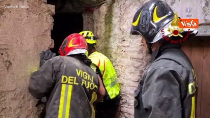 L'estrazione della persona rimasta sotto le macerie della palazzina crollata in provincia di Imperia