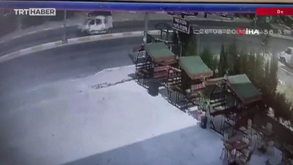 Denizli'de bir otomobil karşı şeride geçip 2 araca çarptı