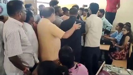 Скачать видео: सांसद सुनील सोनी के कार्यक्रम में गाली गलौज, यूथ कांग्रेस कार्यकर्ताओं ने किया जमकर हंगामा, वायरल हो रहा ये वीडियो