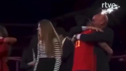 Kadın futbolcuyu dudağından öptüğü için ceza alan federasyon başkanı Rubiales'in annesi açlık grevine başladı