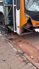 Em acidente, moto para em roda dianteira de ônibus, em Vicente Pires