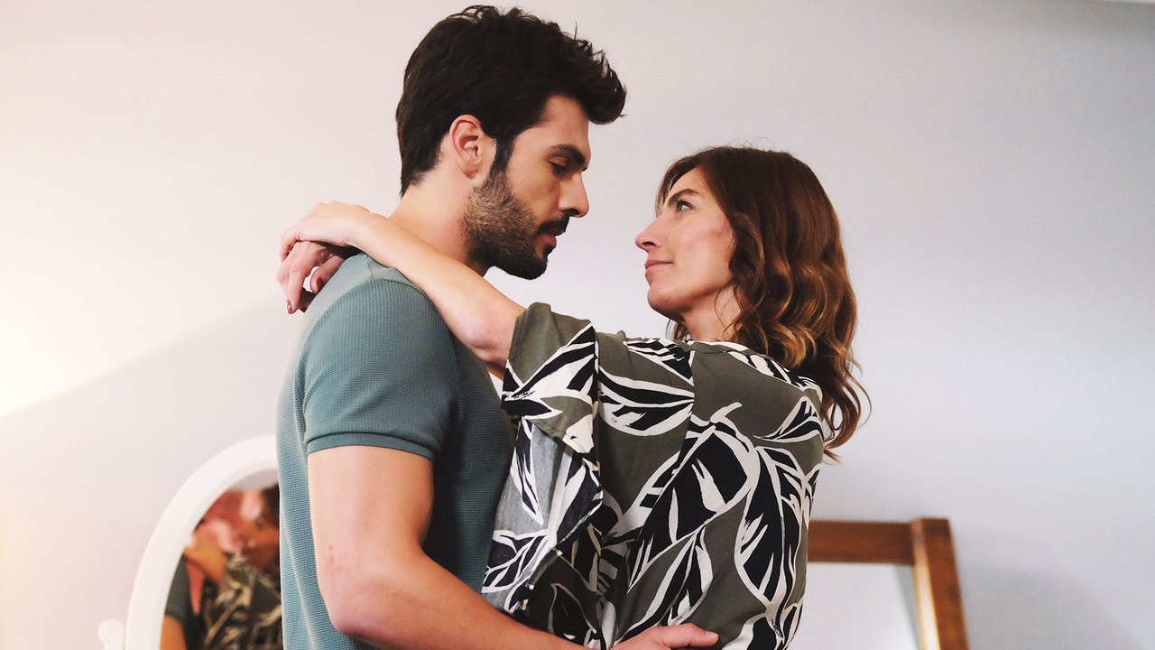 Xotinim uzoq qalin xoroz tomonidan eshakda sikilib ketmoqda