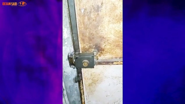 jovem na rua com 2 filhos