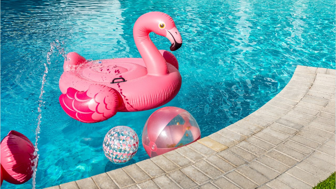 Darum sollte man "stinkendes" Schwimm-Zubehör niemals kaufen