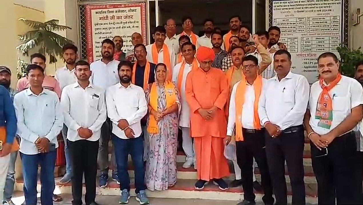 फसल खराबे का मुआवजा देने की मांग को लेकर ज्ञापन...