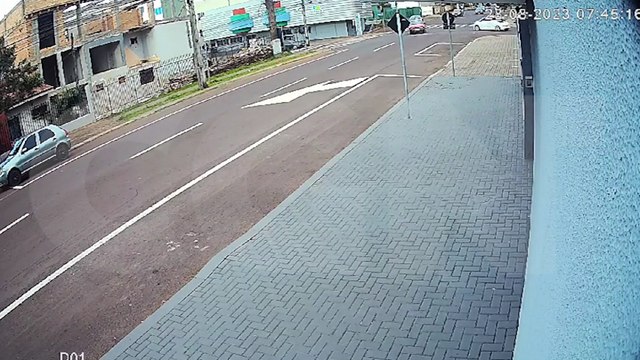 Câmera flagra acidente entre Gol e HB20 no Centro